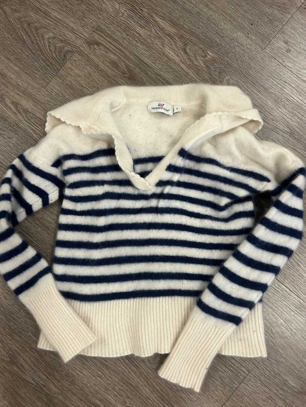 100% Cashmere Vineyard Vines Cream and Navy Striped V‑Neck Sweater